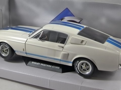 SHELBY FORD MUSTANG GT500 in White 1/18 scale model by SOLIDO