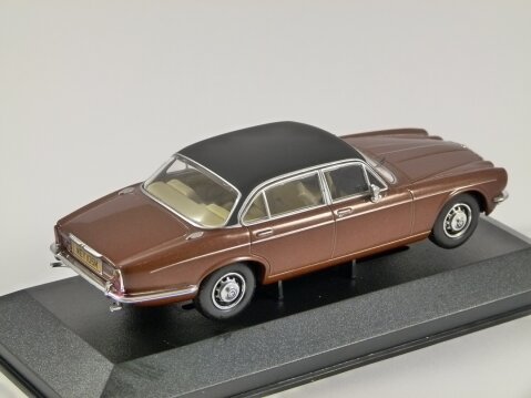 DAIMLER DOUBLE SIX Series 2 VdP in Caramel 1/43 scale model by Corgi / Vanguards
